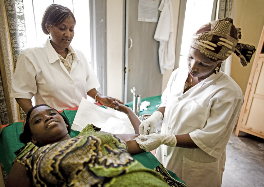 Health workers care for a pregnant woman in Rwanda